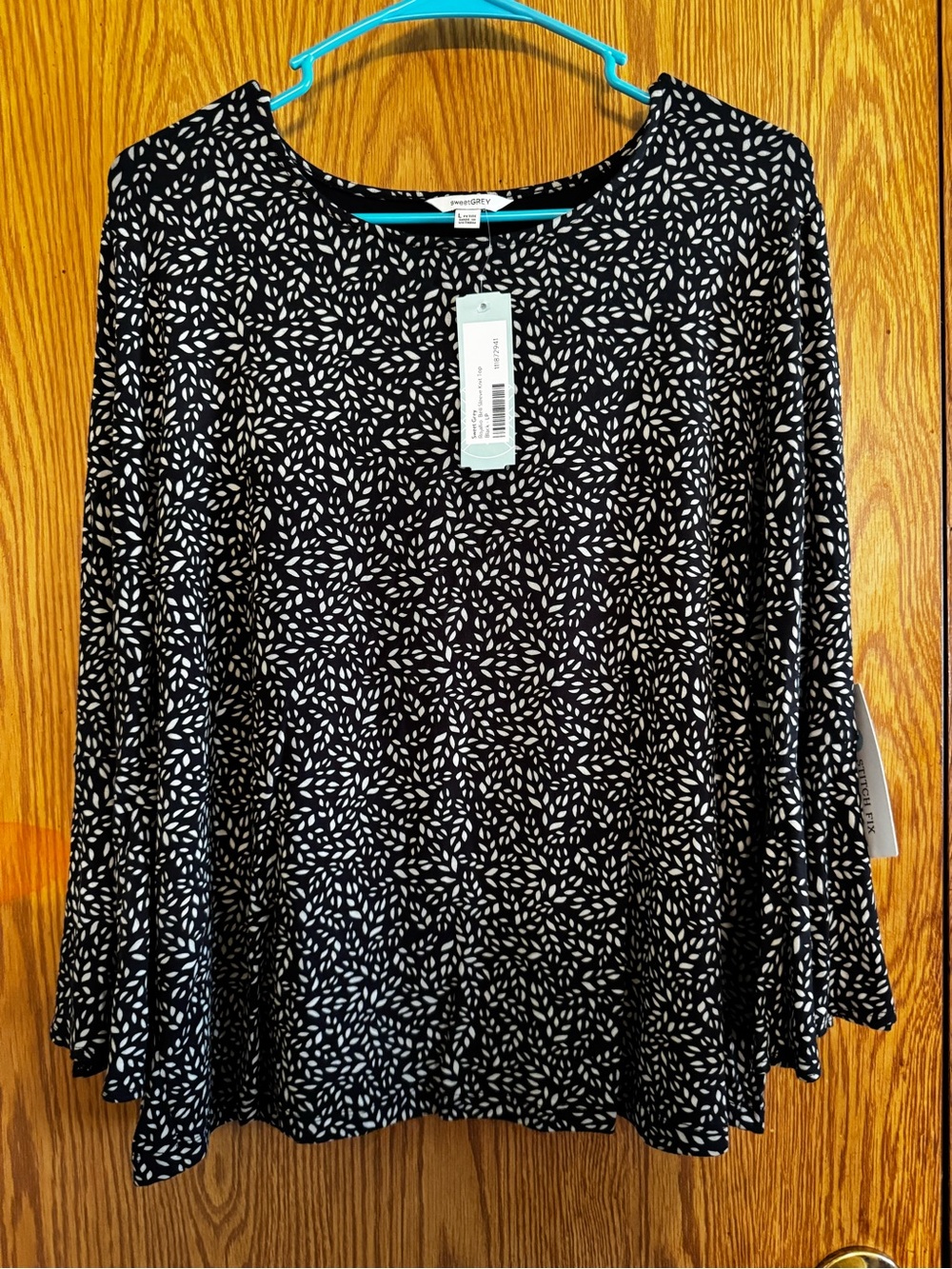 Black & White Leaf-Print Bell Sleeve Top